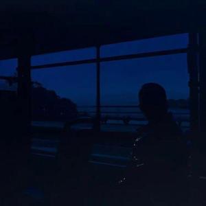 美女的肚子光溜溜的很好看
