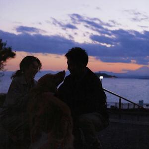 美女的肚子光溜溜的很好看
