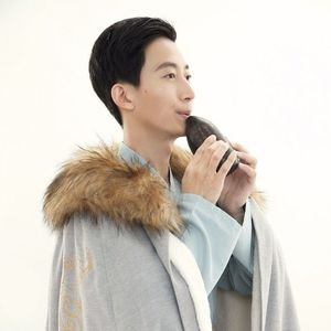 美女的肚子光溜溜的很好看
